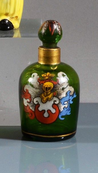 Travail Allemand - (années 1900) Flacon à odeurs en verre teinté vert mousse de section...
