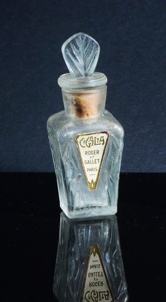 Roger & Gallet «Cigalia» - (1912).
Rare flacon diminutif en verre incolore pressé...
