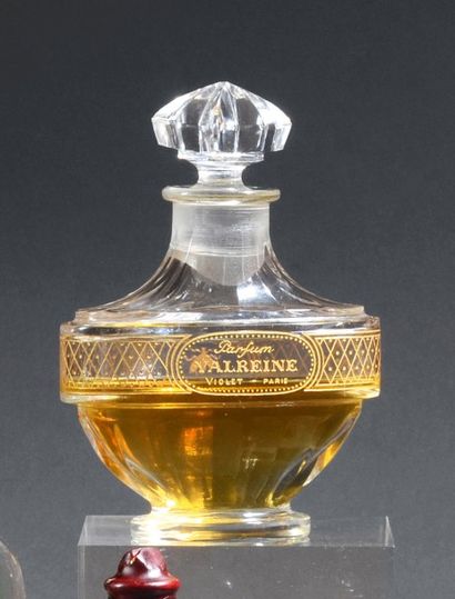 Violet «Valreine» - (1911).
Rare flacon en cristal massif incolore pressé moulé de...