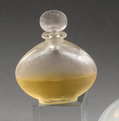 René LALIQUE «Telline» - (années 1920).
Flacon à parfum en verre incolore pressé...