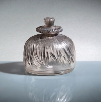 René LALIQUE «Pavot» - (1910).
Rare et somptueux flacon en verre incolore pressé...