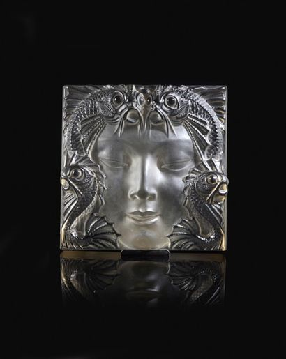 René LALIQUE «Masque» - (1935).
Importante plaque décorative en verre massif incolore...