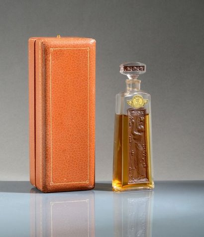 COTTAN «Sysmée» - (années 1910).
Rarissime flacon en verre incolore pressé moulé...