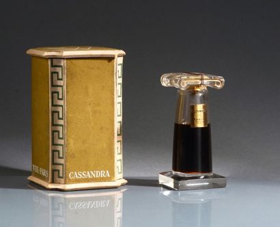 WEIL «Cassandra» - (1948).
Présenté dans son coffret cubique en carton gainé de papier...