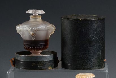 Guerlain «Bouquet de Faunes» - (1923).
Présenté dans son coffret cylindre en carton...