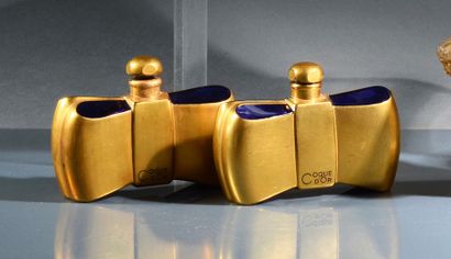 Guerlain «Coque d'Or» - (1937).
Deux flacons en cristal pressé moulé teinté bleu...
