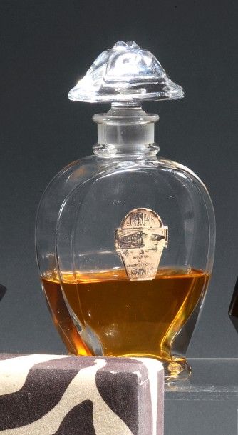 Guerlain «Guerlinade» - (1924).
Flacon en cristal incolore pressé moulé de Baccarat...