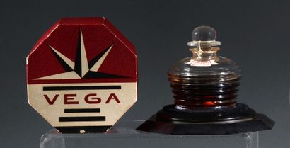 Guerlain «Vega» - (1936).
Flacon encrier en cristal incolore pressé moulé de Baccarat...