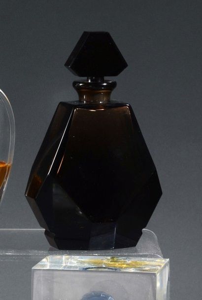 Guerlain «A Travers Champ» - (1924).
Flacon moderniste en cristal fumé brun pressé...