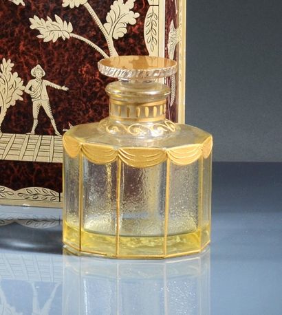 Guerlain «Après l'Ondée» - (1906).
Flacon modèle «Directoire» en verre incolore pressé...