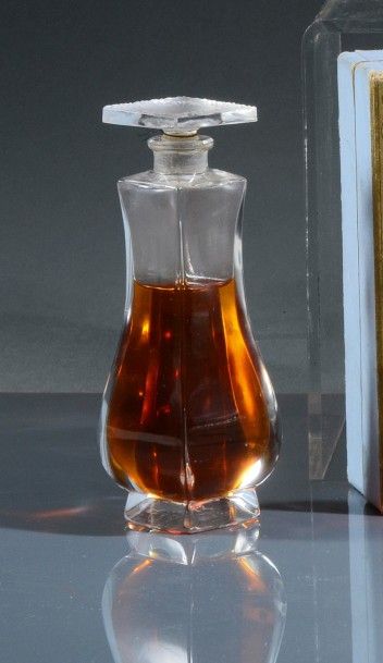 RAMSES «Folie d'Opium» - (années 1910).
Rare flacon amphore en cristal incolore pressé...