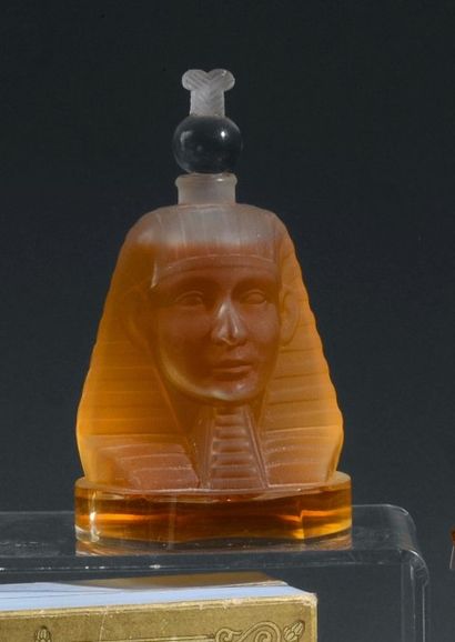 RAMSES «Ramsès IV» - (1920).
Flacon égyptomanique en cristal incolore et dépoli pressé...