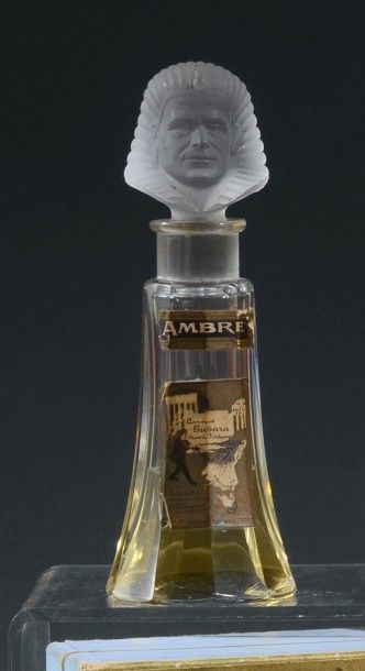 Bichara-Malhamé «Ambre» - (années 1920).
Flacon égyptomanique en cristal massif incolore...