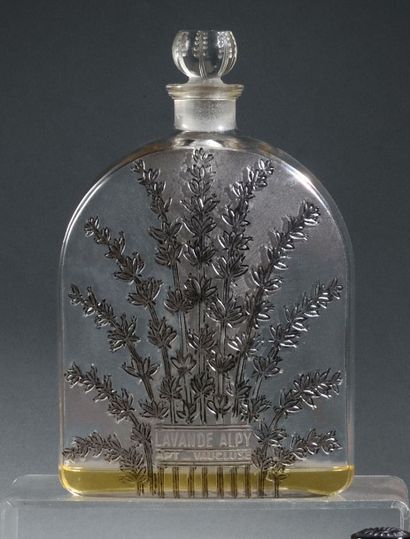 Lavande Alpy - (années 1920 - Apt, Vaucluse) Important flacon en verre incolore pressé...