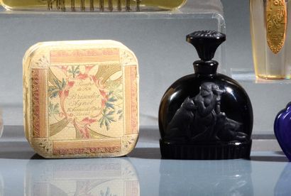 Agnel «Brisodia» - (années 1920).
Rare boite de poudre cubique galbée en carton gainé...