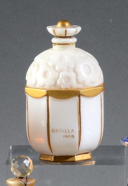 GABILLA «Mon Talisman» - (1925).
Rare dans cette taille, flacon urne en biscuit de...