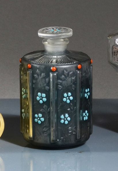 Isabey «Bleu de Chine» - (1925).
Elégant flacon «lampion» en verre incolore pressé...