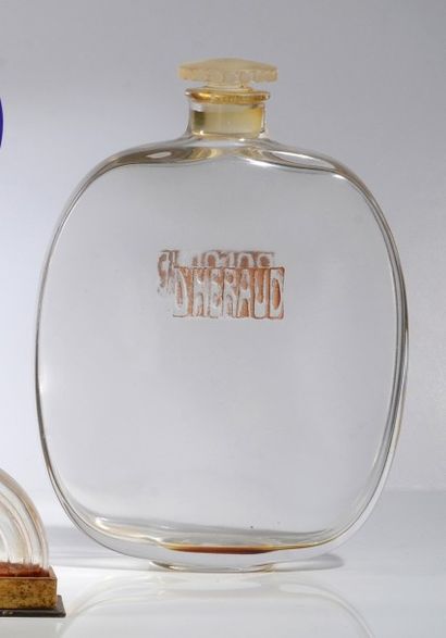 D'Héraud «Cologne» - (années 1920).
Flacon en verre incolore pressé moulé de section...