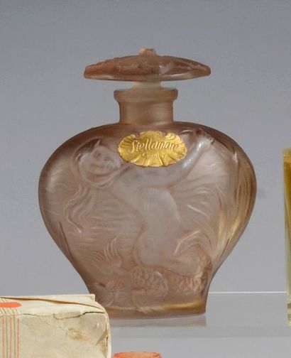 Gueldy «Stellamare» - (années 1920).
Elégant flacon en verre incolore pressé moulé...