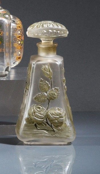 GELLE FRERES «Jasmin Suprême» - (années 1920).
Flacon en verre incolore pressé moulé...