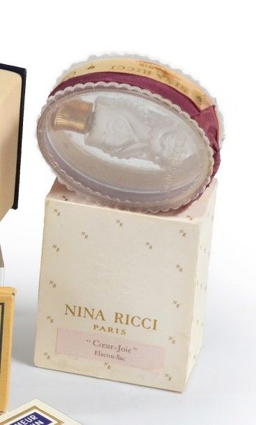 Nina RICCI «Coeur Joie» - (1946).
Présenté dans son étui carton blanc siglé et gaufré,...
