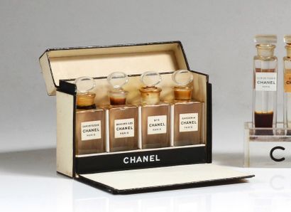 Chanel - (années 1950) Intéressant ensemble comprenant un flacon testeur cylindrique...