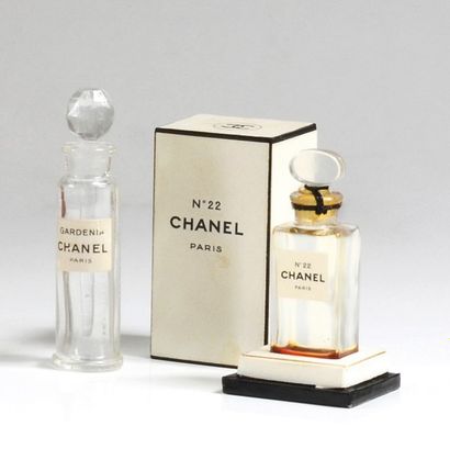 Chanel - (années 1950) Intéressant ensemble comprenant un flacon testeur cylindrique...