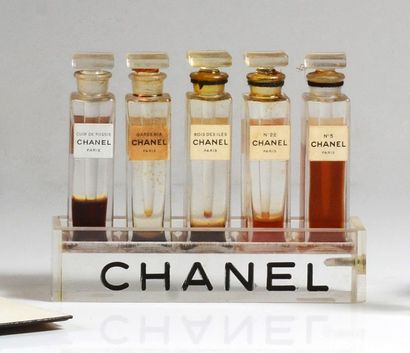 Chanel - (années 1950) Série de cinq flacons testeurs en verre incolore, modèle «cubique»,...