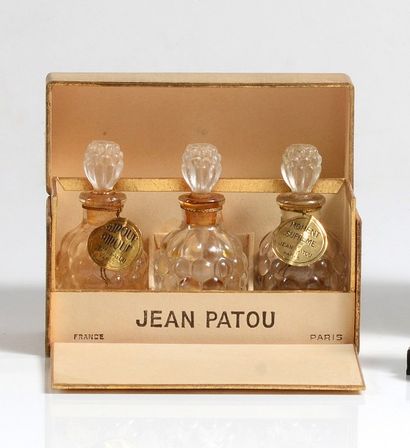 JEAN PATOU - (années 1950) Coffret rectangulaire cubique en carton gainé de papier...