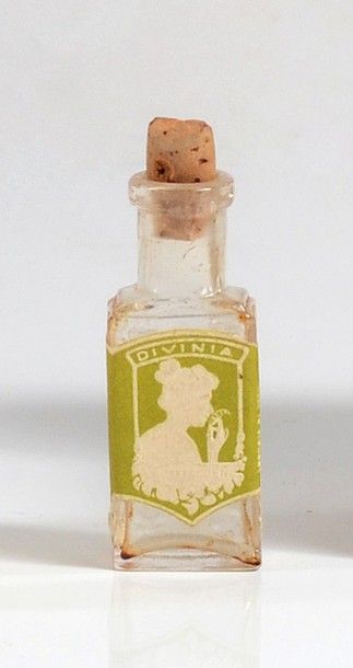 F.Wolff und Sohn «Divinia» - (années 1910).
Rare diminutif parfum en verre incolore...