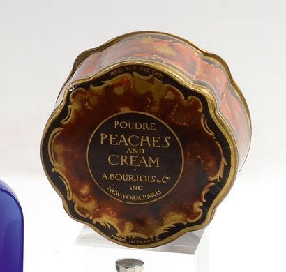 Bourjois «Peaches & Cream» - (Etats Unis - 1920).
Rare boite de poudre en carton...