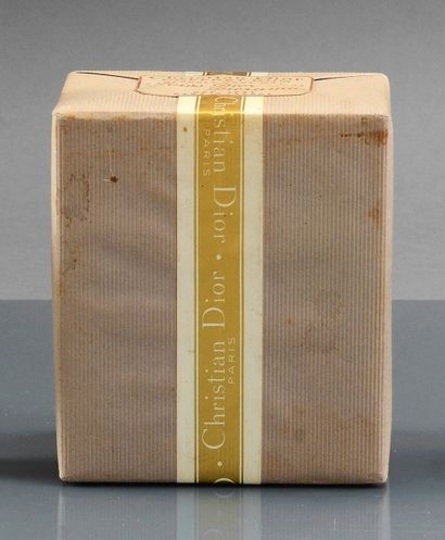 CHRISTIAN DIOR «Coffret Duo» - (1949).
Rarissime coffret en carton gris Montaigne...