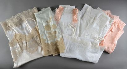 null Réunion de huit pièces de lingerie féminine, soie et coton, XXème siècle
- une...