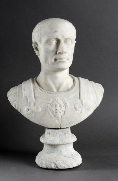 null Buste de César à l'antique en marbre blanc, reposant sur un piédouche, l'Empereur...
