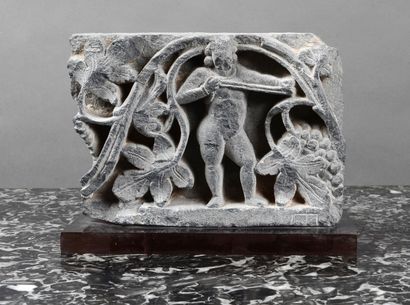 AFGHANISTAN Bas relief représentant un putti dans des pampres
Schiste gris.
15 x...