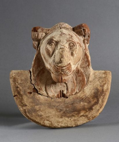 null Elément décoratif en bois sculpté et enduit représentant une tête de lion. (Accidents...