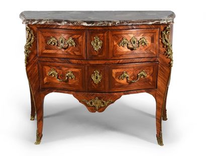 null Commode de forme galbée ouvrant à trois tiroirs sur deux rangs à décor marqueté...