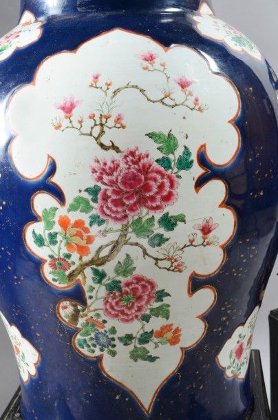 CHINE XVIIIe siècle Paire de vases de forme balustre en porcelaine de la famille...