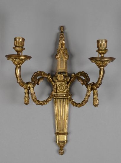 null Paire d'appliques en bronze ciselé et doré, à décor de pyramide et guirlande...