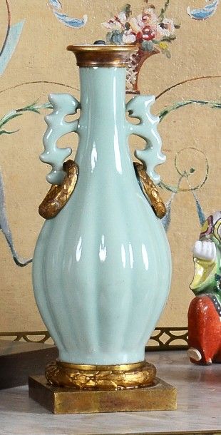 null Vase bouteille en porcelaine céladon à panse côtelés, les anses en forme de...