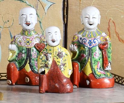 null Trois statuettes d'adorant en porcelaine polychrome. (accidents)
Chine XVII...