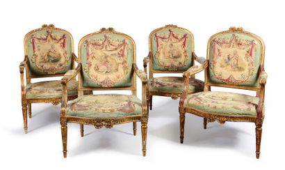 null Suite de 4 fauteuils de style Louis XVI à la Reine en bois sculpté et redoré...