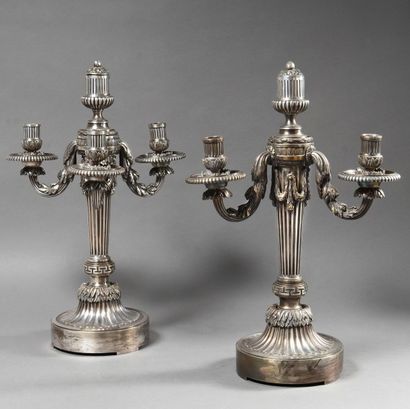 BOIN-TABURET Paire de candelabres à trois lumières en bronze argenté à décor de guirlandes...