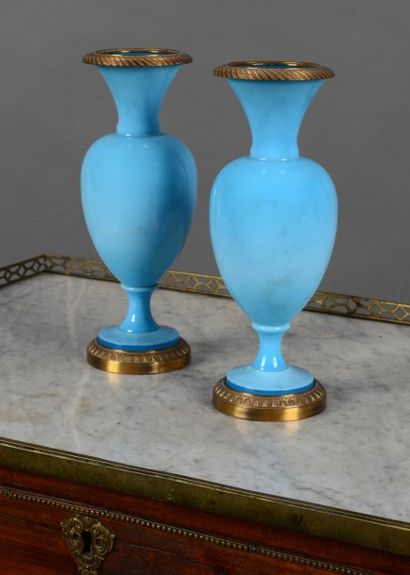 null Paire de vases en opaline bleu à monture en bronze doré.
H.: 25 cm.
Epoque Charles...