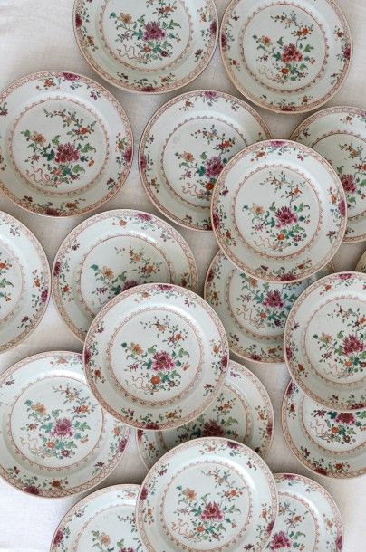 COMPAGNIE DES INDES Suite de 18 assiettes en porcelaine à décor de fleurs. (Quelques...