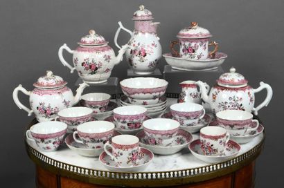 COMPAGNIE DES INDES Service à thé et café en porcelaine à décor de la famille rose...
