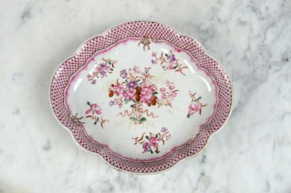 COMPAGNIE DES INDES Service à thé et café en porcelaine à décor de la famille rose...