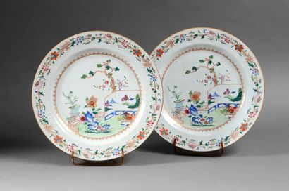 CHINE Paire de plats ronds en porcelaine de la famille rose à décor de jardin.
D.:...
