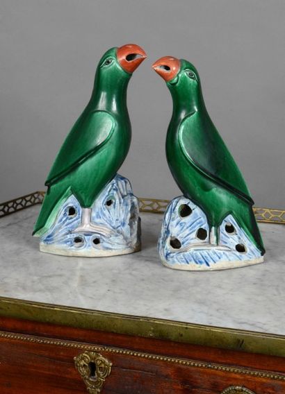 CHINE Deux perruches sur un rocher percé, céramique émaillé verte.
H.: 24 et 22 cm
XVIIe...