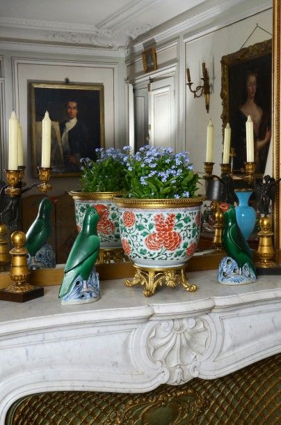 CHINE Cache pot en porcelaine de la famille verte à décor de fleurs.
Epoque Transition.
Monture...